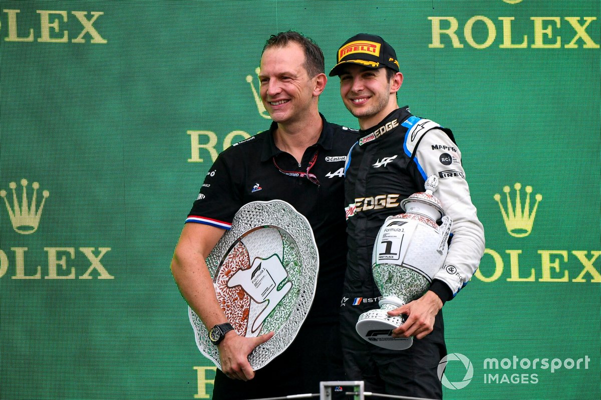 Laurent Rossi, PDG, Alpine F1, et le vainqueur Esteban Ocon, Alpine F1, sur le podium