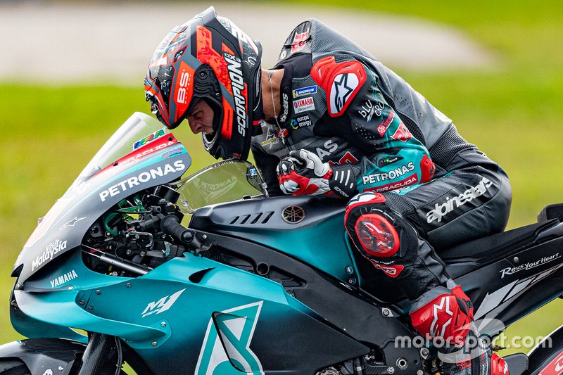 Fabio Quartararo vierde de pole-position zo groots dat hij het vizier uit z'n helm sloeg.