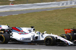 Felipe Massa, Williams FW40, se dirige a los pits tras un pinchazo
