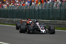 Romain Grosjean, Haas F1 Team VF-17, Fernando Alonso, McLaren MCL32