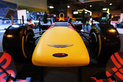 Лого Aston Martin на носі боліду Red Bull