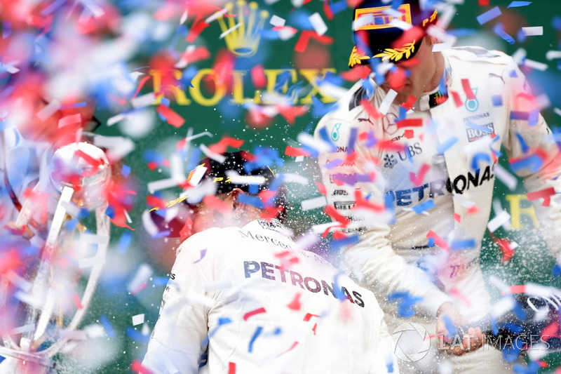 Peter Bonnington, Mercedes AMG F1 Race Engineer, race winner Lewis Hamilton, Mercedes AMG F1 and Valtteri Bottas, Mercedes AMG F1 celebrate on the podium