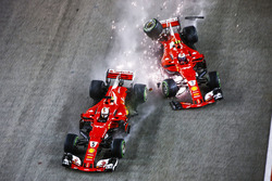 Sebastian Vettel, Ferrari SF70H, Kimi Raikkonen, Ferrari SF70H, raken elkaar
