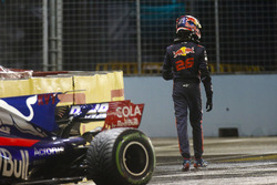 Данііл Квят біля своєї Scuderia Toro Rosso STR12