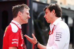 James Allison, Ferrari Chassis Technical Director con Toto Wolff, Azionista e Direttore Esecutivo Me