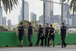 Max Verstappen, Scuderia Toro Rosso, ispeziona il circuito con il team