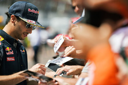 Daniel Ricciardo, Red Bull Racing deelt handtekeningen uit