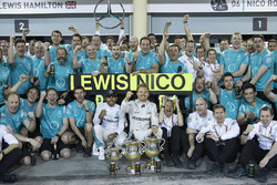 Il vincitore della gara Nico Rosberg, Mercedes AMG F1 Team, festeggia con il compagno di squadra Lew