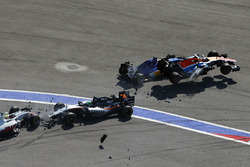 Start crash with Marcus Ericsson, Sauber C35, Rio Haryanto, Manor Racing MRT05, Esteban Gutierrez, Haas F1 Team VF-16 and Nico Hulkenberg, Sahara Force India F1 VJM09