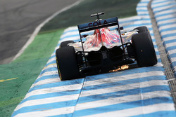 Daniil Kvyat, Scuderia Toro Rosso STR11 zorgt voor vonken