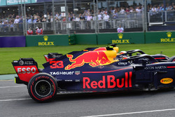 Max Verstappen, Red Bull Racing RB14 spin atıyor