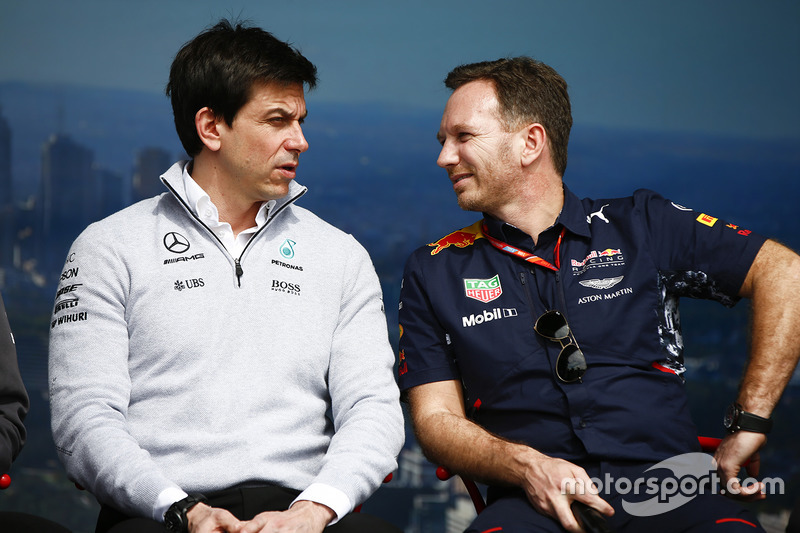Руководитель Mercedes Тото Вольф (слева) был инициатором осуждающего FIA заявления, а Кристиана Хорнера можно считать главным «пострадавшим» – ведь именно Red Bull уступил Ferrari вторую строчку в Кубке конструкторов