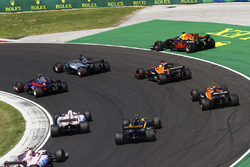 Daniel Ricciardo, Red Bull Racing, gaat breed, met Lewis Hamilton, Mercedes AMG F1 W08, Carlos Sainz