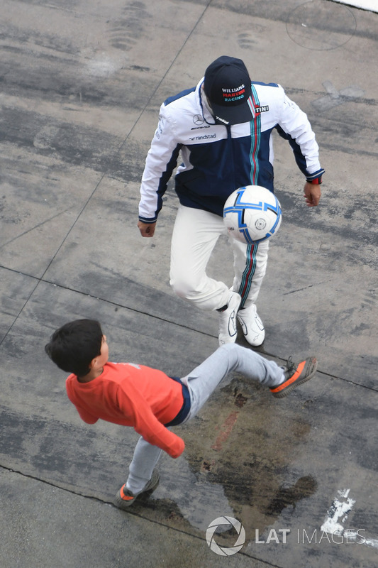 Felipe Massa, Williams plays football in pit lane, his Felipinho Massa