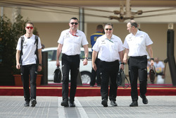 Stoffel Vandoorne, Eric Boullier, Zak Brown en Jonathan Neale, McLaren