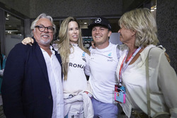 Nico Rosberg, Mercedes AMG F1 viert zijn wereldtitel met vrouw Vivian Rosberg, moeder Sina Rosberg en vader Keke Rosberg