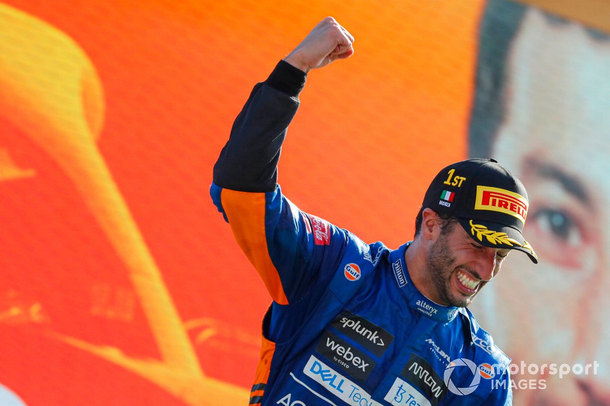 Daniel Ricciardo, McLaren, celebra su victoria en Monza 2021.