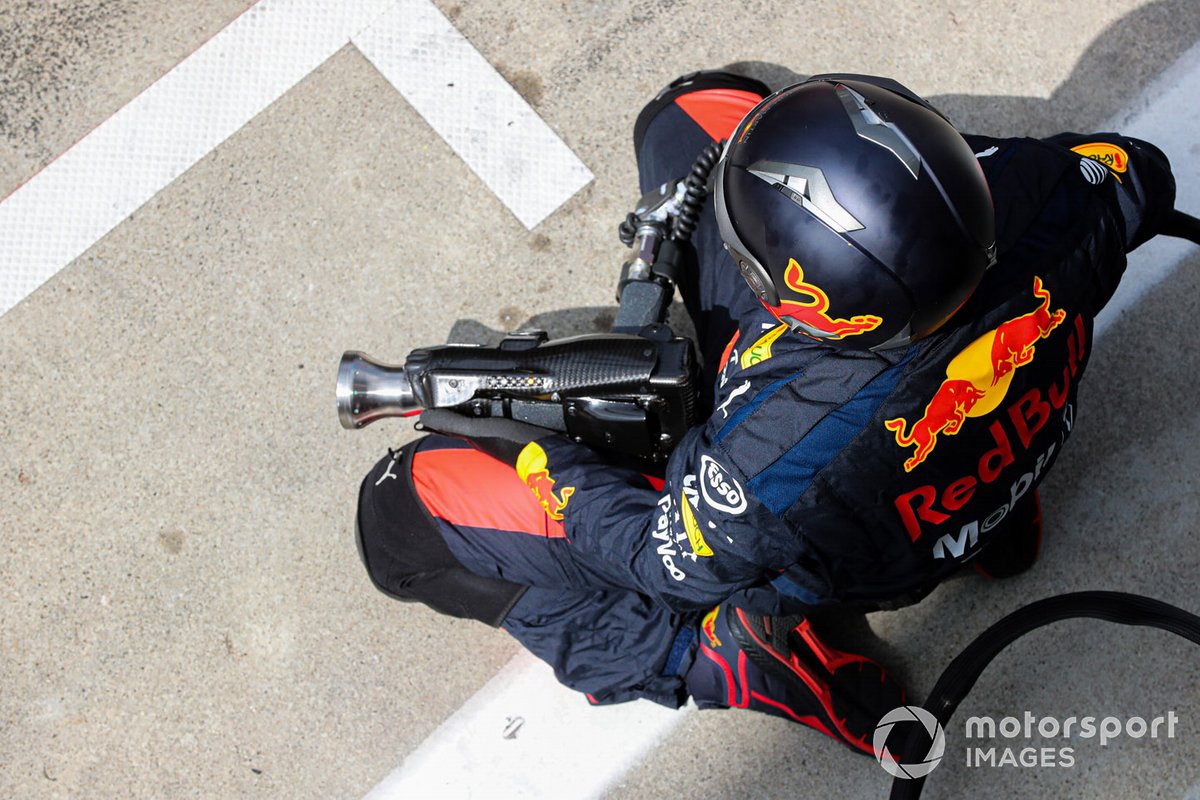 Uno de los operadores de la pistola del equipo Red Bull.