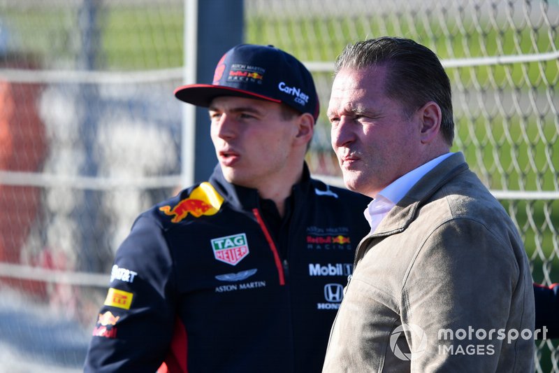 Pembalap Red Bull Racing, Max Verstappen, bersama ayahnya yang juga pernah berkarier dalam F1, Jos Verstappen.