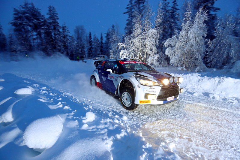 Pembalap Formula 1, Valtteri Bottas, bersama navigatornya, Timo Rautiainen, saat tampil dalam Reli Arctic Lapland 2020 dengan Citroen DS3 WRC.