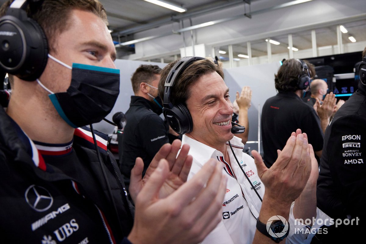 Stoffel Vandoorne, Mercedes-AMG F1 reserve driver, and Toto Wolff, Team Principal and CEO, Mercedes AMG, applaud the efforts of Valtteri Bottas, Mercedes, 1st position