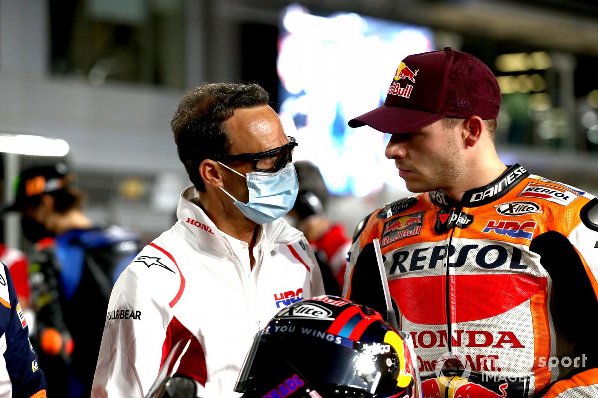 Alberto Puig (kiri), Prinsipal Tim Repsol Honda, berbicara dengan Stefan Bradl sebelum balapan berlangsung.