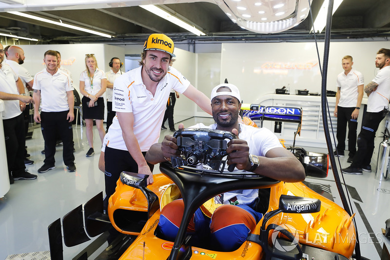 El español Serge Ibaka de Toronto Raptors de la NBA intenta el asiento en el auto de Fernando Al