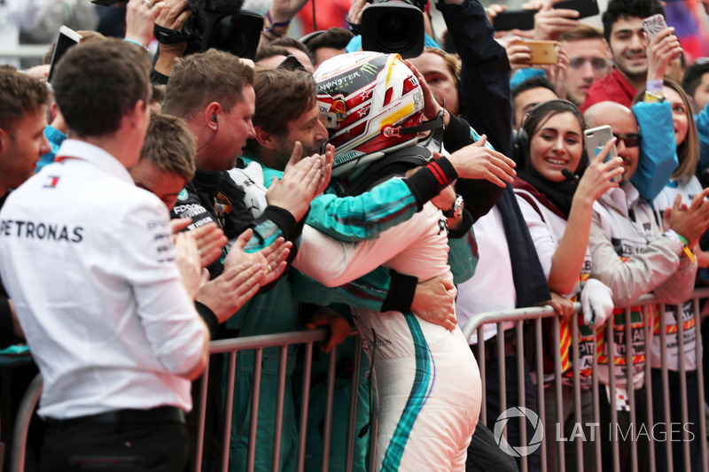 Lewis Hamilton, Mercedes-AMG F1 merayakan podium pertama di parc ferme