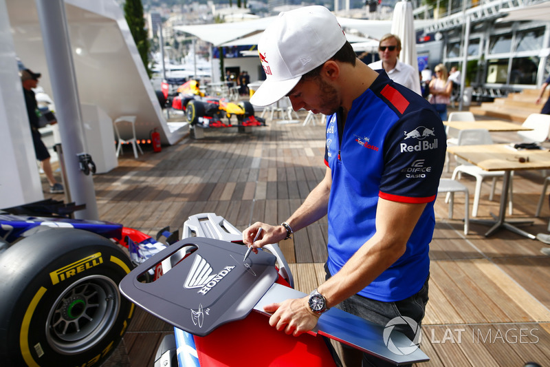 Pierre Gasly, Toro Rosso, firma una llave gigante de Honda
