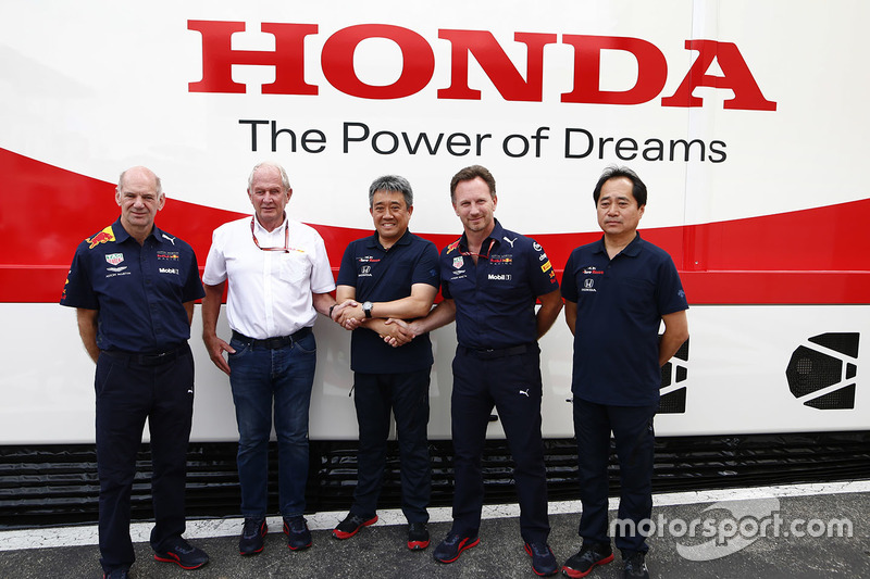 Adrian Newey, Chief Technical Officer, Red Bull Racing, Helmut Markko, Consultant, Red Bull Racing, Masashi Yamamoto, General Manager, Honda Motorsport, Christian Horner, teambaas Red Bull Racing, en Toyoharu Tanabe, technisch directeur Honda