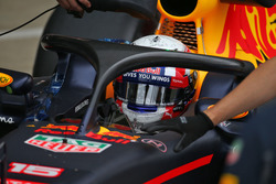 Pierre Gasly, testrijder Red Bull Racing RB12, rijdt met de halo cockpitbescherming
