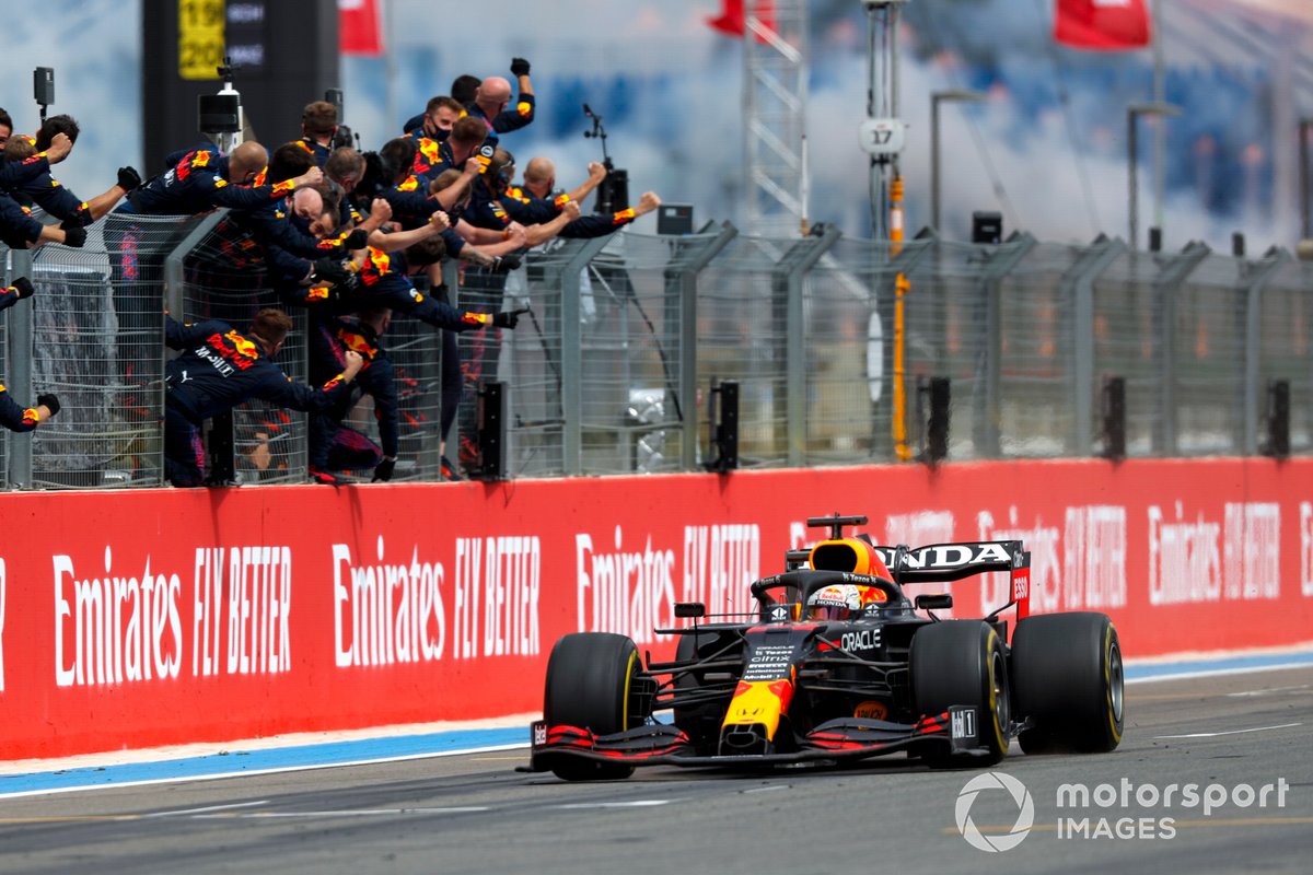 Race Winner Max Verstappen, Red Bull Racing RB16B crosses the finish line to his team celebrating