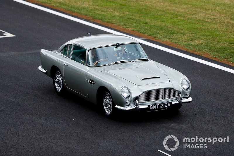 Max Verstappen y Pierre Gasly en el Aston Martin DB5 de James Bond.
