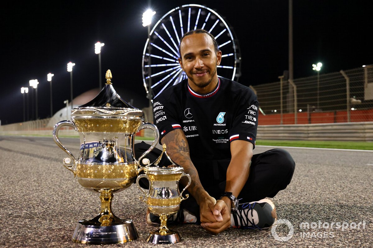Ganador de la carrera Lewis Hamilton, Mercedes, posa con los trofeos