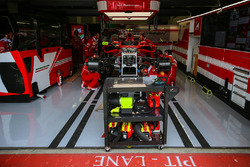 Meccanici Ferrari al lavoro sulla monoposto di Kimi Raikkonen, Ferrari SF70H