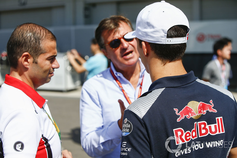 Pierre Gasly, Scuderia Toro Rosso, con Carlos Sainz