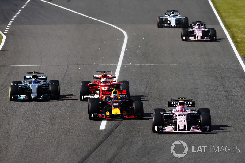 Esteban Ocon, Sahara Force India F1 VJM10, Daniel Ricciardo, Red Bull Racing RB13, Sebastian Vettel,