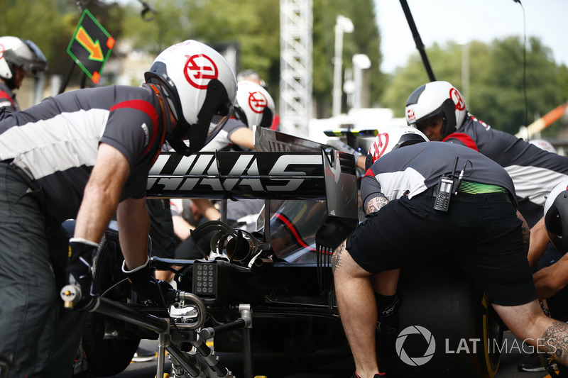 The Haas F1 Team pit crew work on the car of Kevin Magnussen, Haas F1 Team VF-17