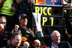 Победитель Даниэль Риккардо, менеджер Red Bull Racing Джонатан Уитли, руководитель команды Кристиан Хорнер, спортивный консультант Red Bull Хельмут Марко, гонщик Макс Ферстаппен и команда