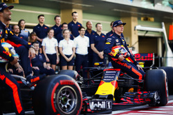 Daniel Ricciardo, Red Bull Racing, Max Verstappen, Red Bull Racing takım resminde