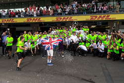 2017 World Champion Lewis Hamilton, Mercedes AMG F1 celebrates with his mother Carmen Lockhart and t
