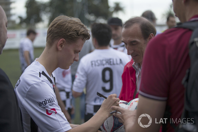 Mick Schumacher, firma un autografo