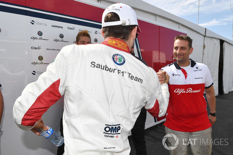 Charles Leclerc, Sauber celebrates with the team