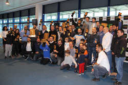 Pilotlar ve aileleri grup fotoğrafı
