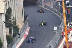 Pierre Gasly, Scuderia Toro Rosso STR13 leads Nico Hulkenberg, Renault Sport F1 Team R.S. 18
