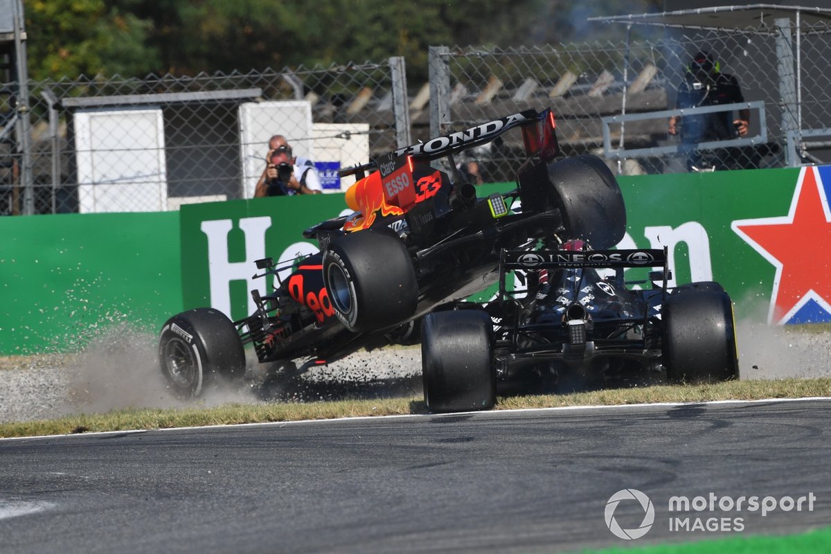 L'incidente tra Max Verstappen, Red Bull Racing RB16B, e Lewis Hamilton, Mercedes W12