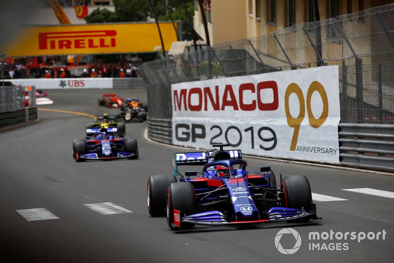 Daniil Kvyat, Toro Rosso STR14, devant Alexander Albon, Toro Rosso STR14