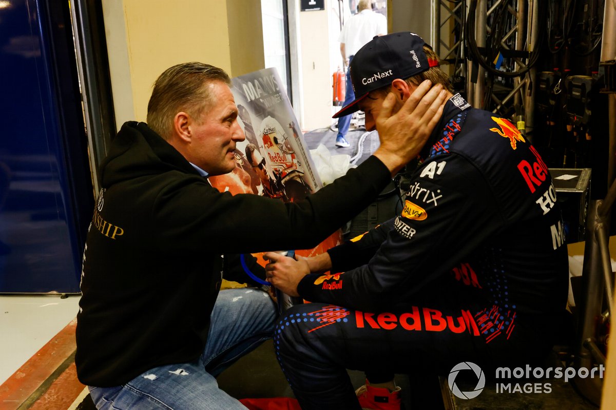 Max Verstappen viert de eerste wereldtitel in de Formule 1 met Jos Verstappen.