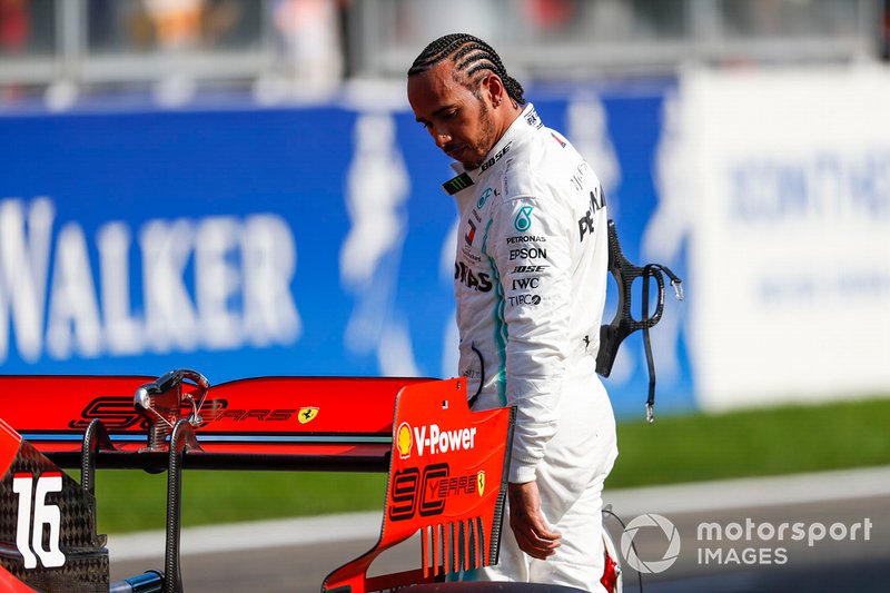 Lewis Hamilton, Mercedes AMG F1, ispeziona la Ferrari SF90 di Charles Leclerc