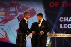 Charles Leclerc krijgt de award Rookie van het Jaar Chase Carey, met David Coulthard